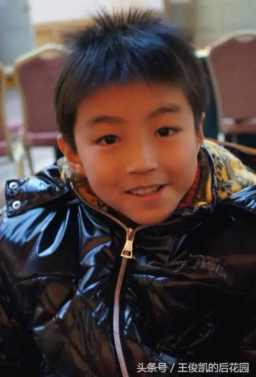 王俊凯还只是一个刚刚上中学的初中生,那时候的他脸上的婴儿肥还在,脸