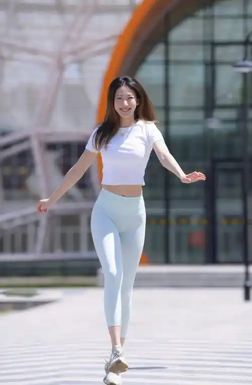 看到穿紧身裤的女孩子,男生容易走不动道_瑜伽_裤子_身材