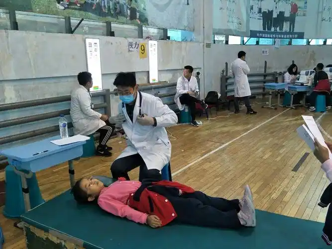 儿童医院的大夫在位孩子做内科检察