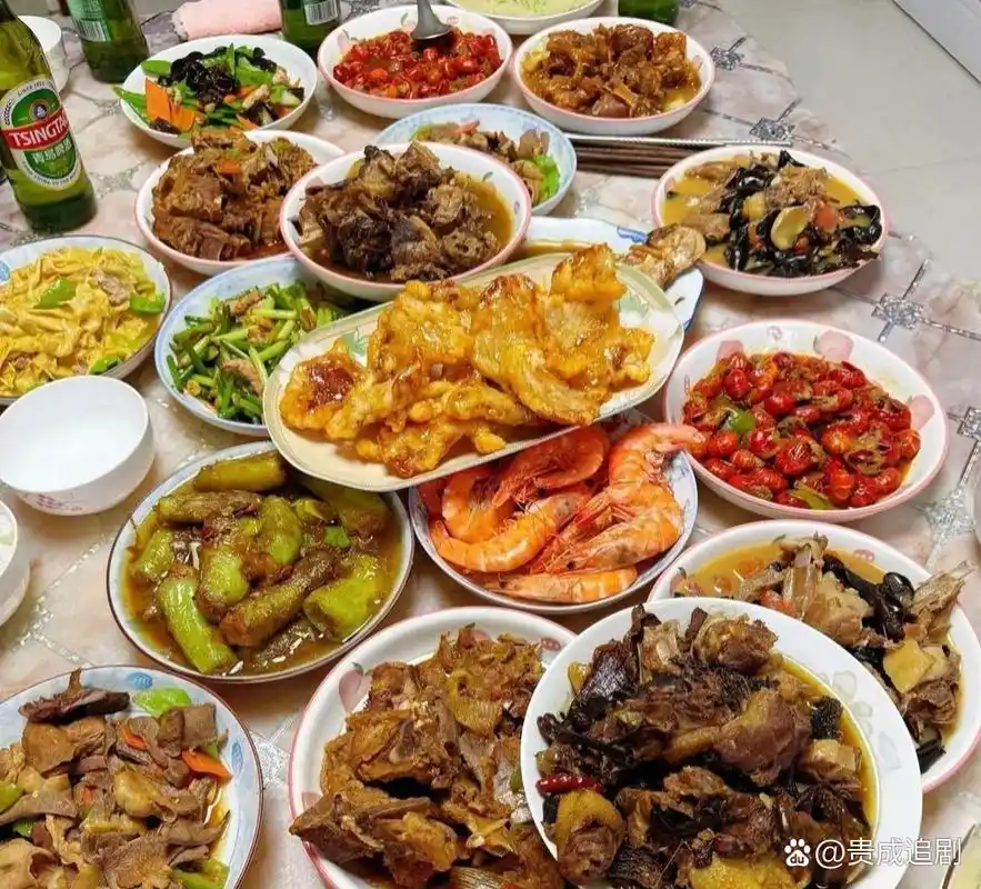 朋友生日到啦!家人亲自下厨,整出一桌丰盛得吓人的大餐.