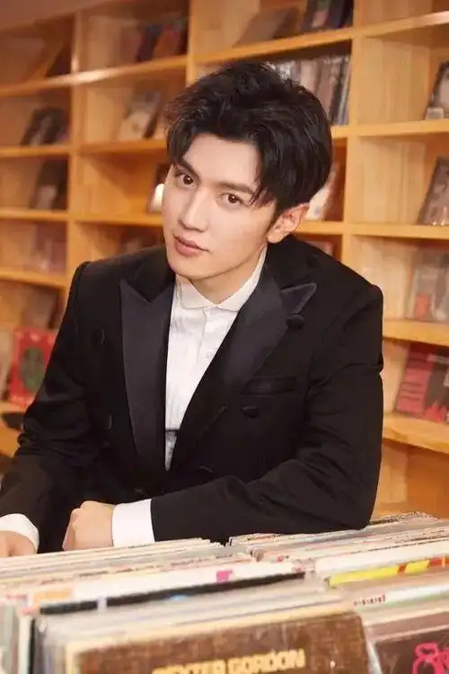 出生在广东的五位90后帅气男星,个个都清新俊逸,你最喜欢谁?