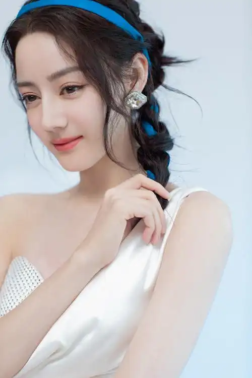 室在社交平台上晒出热巴的一组活动现场分享循环利用的环保理念写真图