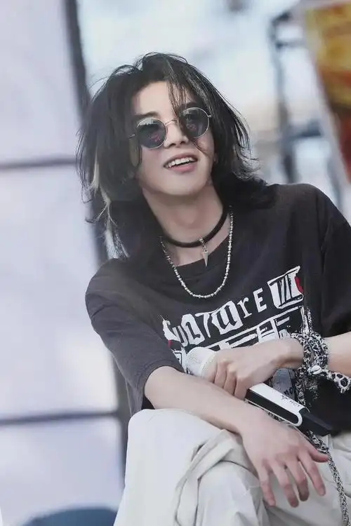 54岁高晓松成功瘦身去油失败越瘦越丑医美过度撞脸华晨宇