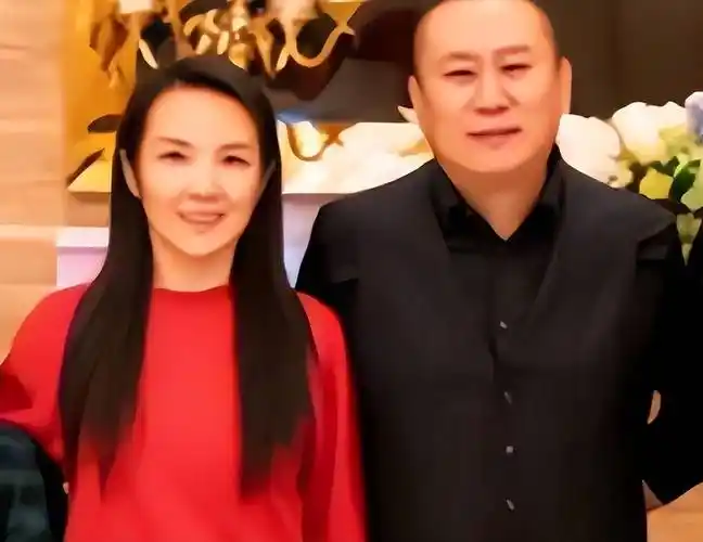 央视主持人管彤:42岁为普通丈夫生下儿子,如今一家三口幸福美满_节目