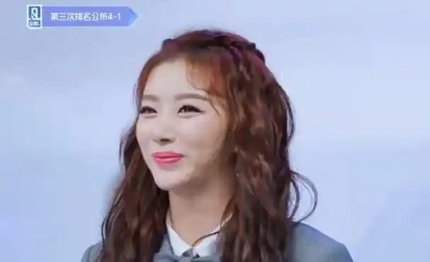 刘雨昕拿到第一名入座时,谁注意孔雪儿表情?