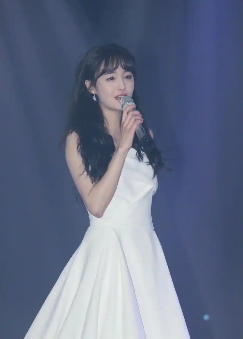 郑爽生日会#现场生图来啦,小仙女@郑爽 状态不错,真的很好看,是叭裙