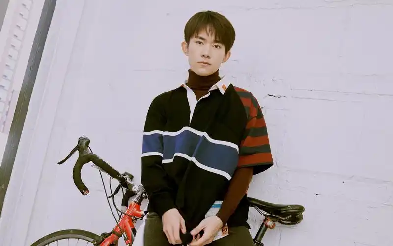 易烊千玺随性写真图片桌面壁纸