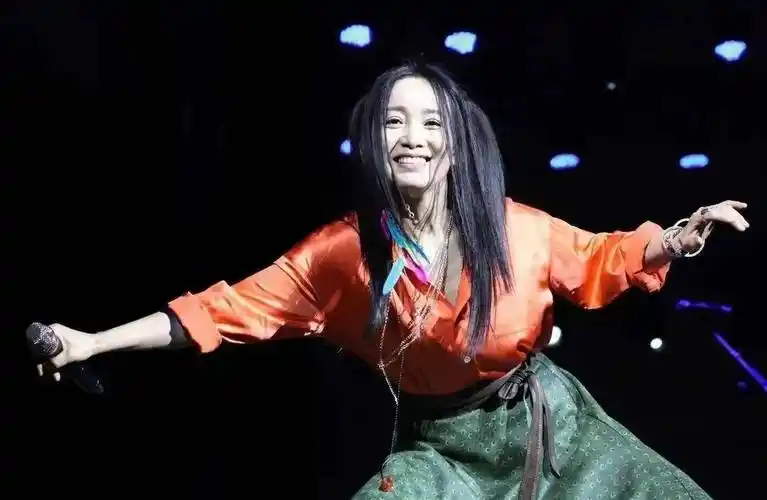 其实在2000年左右,音乐唱片市场鼎盛时期,也出现了一位优质的摇滚女