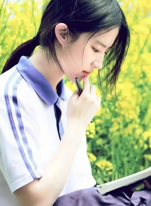 刘亦菲穿校服旧照 清纯让人心动_极酷网