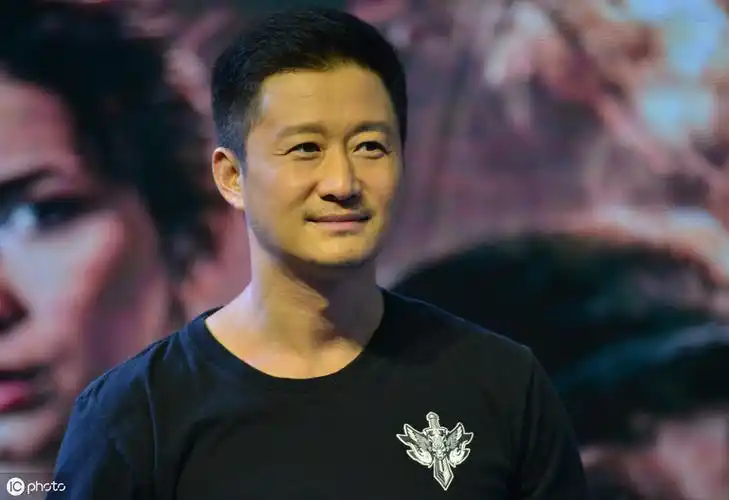 本是中国人节目全程飙英语吴京霸气回怼不要跟我讲英文