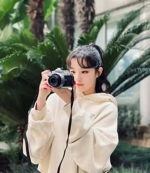 22岁宋雨琦私服玩下衣失踪,时尚潮流,又非常可爱,美丽如同18岁_衬衫