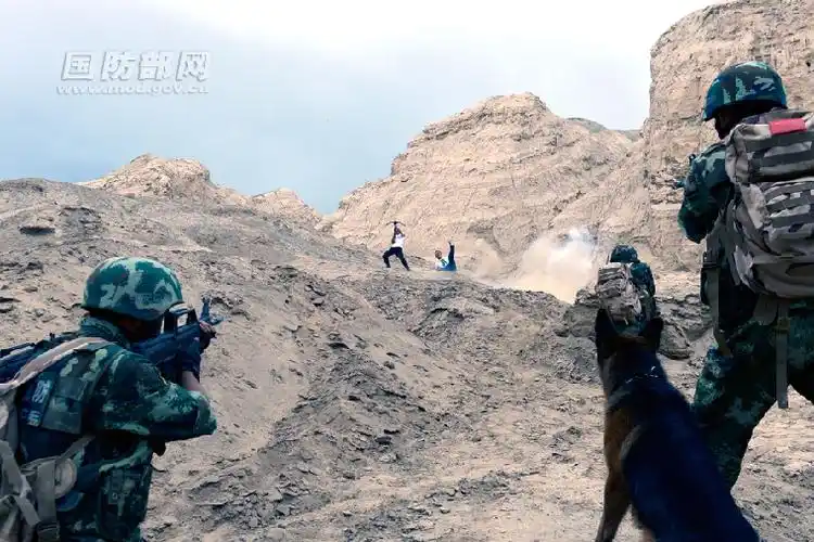 新疆边防机动部队荒漠无人区开展边境捕歼战斗训练