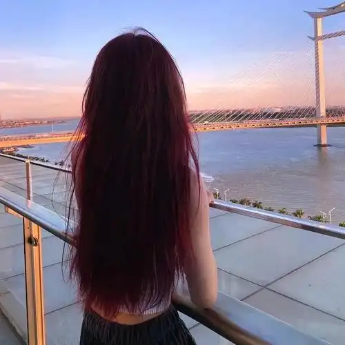 微信搜索"书香倩影"领取更多头像壁纸背景图