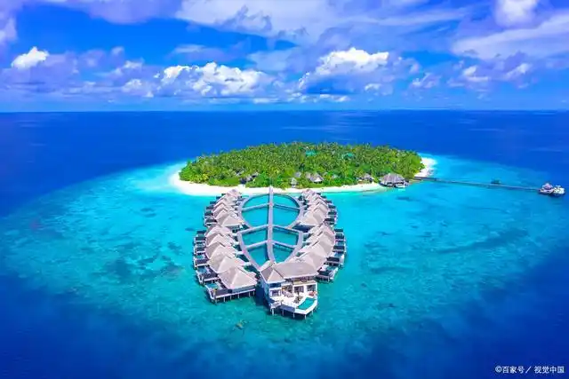 巴厘岛上的景点众多,这里有许多迷人的景色和充满热带风情的建筑与之