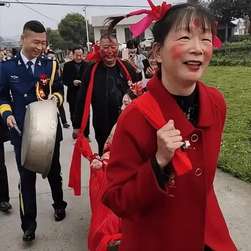 让人一看,就会被逗得忍不住地哈哈大笑,给婚礼