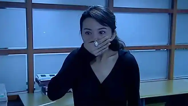 罪域:张晓丽掀窗帘,没想在阳台监视的蝎子失足掉下,当场吓坏了-影视综