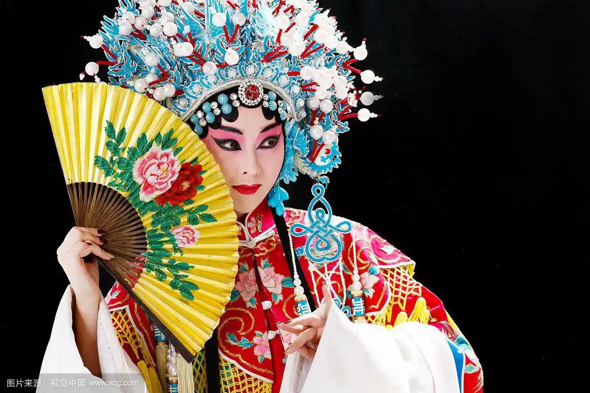 女京剧表演者拿着折扇
