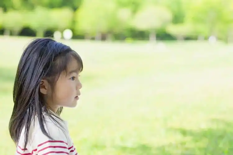 东方人,儿童,一个人,站,横图,室外,白天,侧面,纯洁,草地,草坪,植物