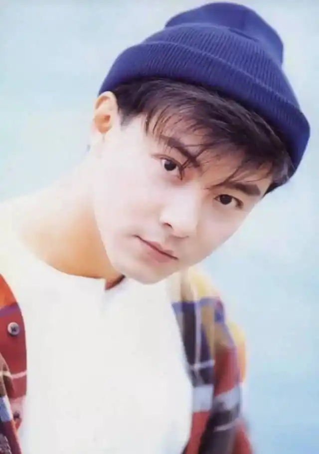 都没有美颜的技术,所以当时有头发的张卫健也会送一枚妥妥的奶油小生