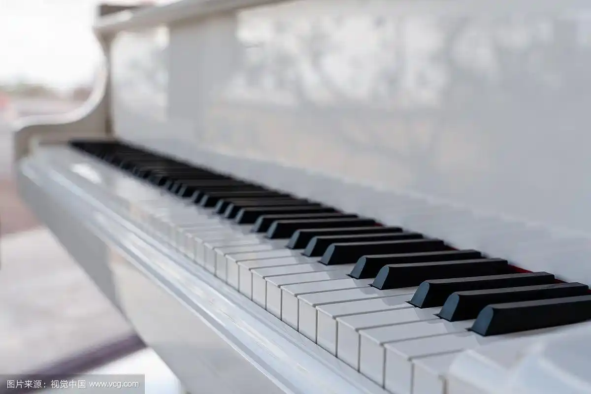 一架白色钢琴