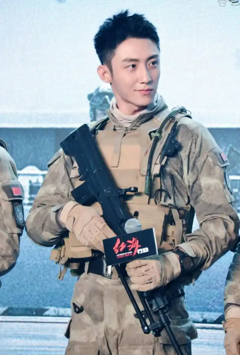 听说这是个在娱乐圈服兵役的男人,不得不说,黄景瑜穿军装真的好帅