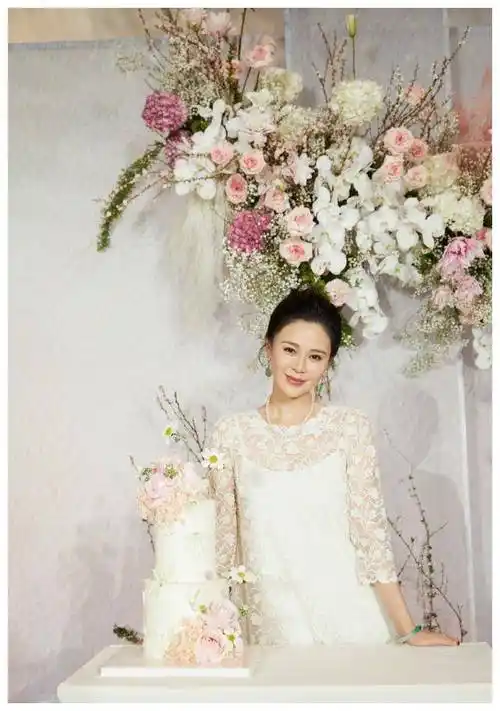 佟大为晒照为老婆庆生夫妻穿情侣装亲吻45岁关悦容貌身材极佳