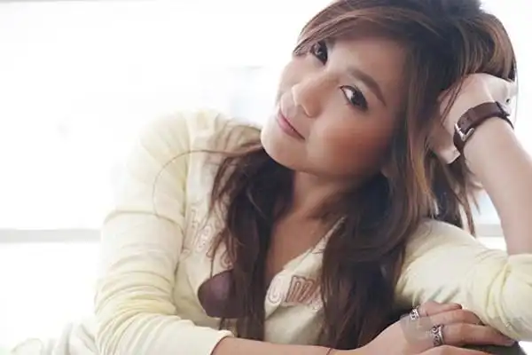 punch 泰国女歌手 属于gmm格莱美音乐公司 2005年以专辑《(黑眼睛