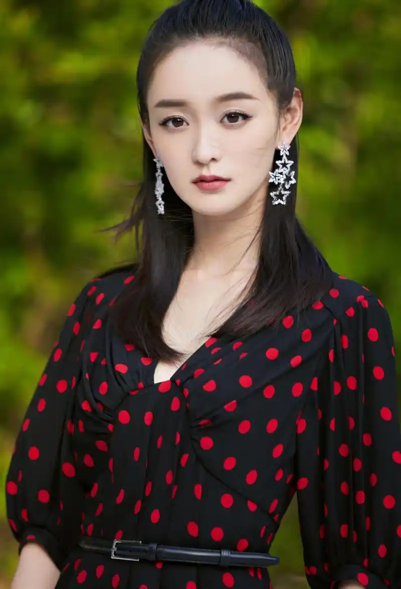 1987年4月10日出生于重庆市,中国内地影视女演员,摄影师,平面模特