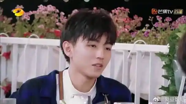 杨紫舍不得王俊凯离开,哭的眼睛肿了妆也花了,惹人心疼