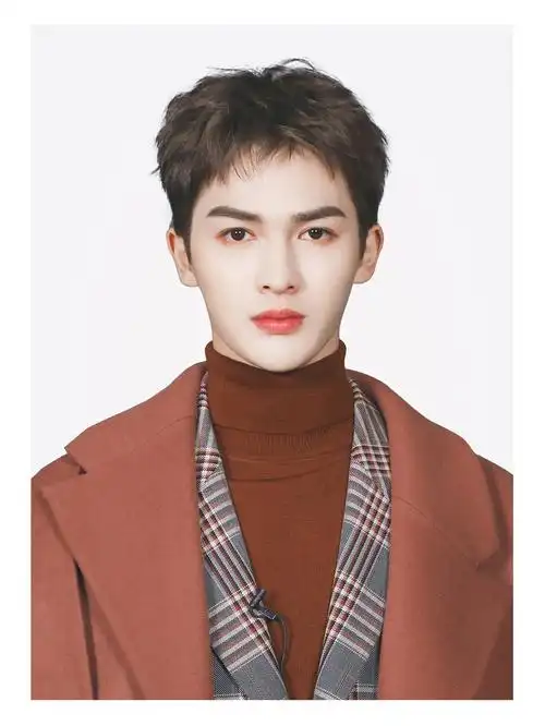 "黄明昊笑着说:"就是他们理解的意识" 人物信息:朱正廷,jz分局的警察