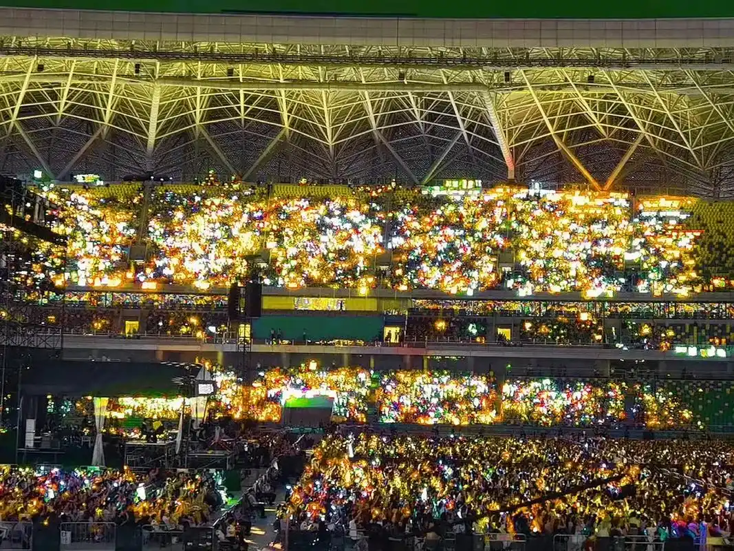 有网友给tfboys十周年演唱会的灯牌海p了四张图,这样一来,王俊凯,王源