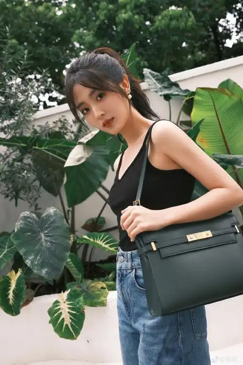 邢菲穿黑色吊带拍大片头扎马尾气质超好网友真是太美了