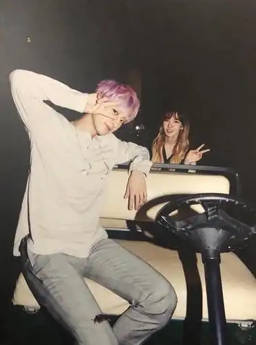 朴灿烈淡定甜美合照,腿上疑似有"虫子",粉丝:哥哥别怕