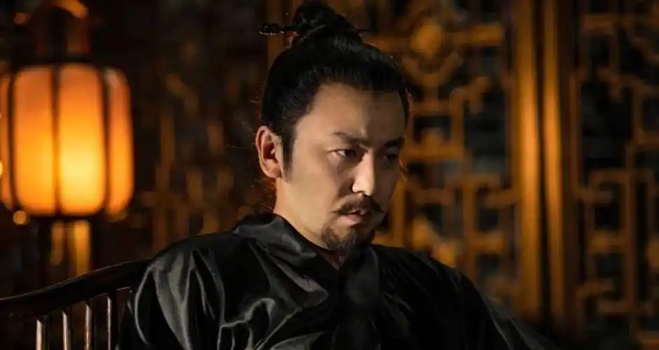 在这类电影里,以反派面相杀入重围的王一博(虽然电影最后给了他一个