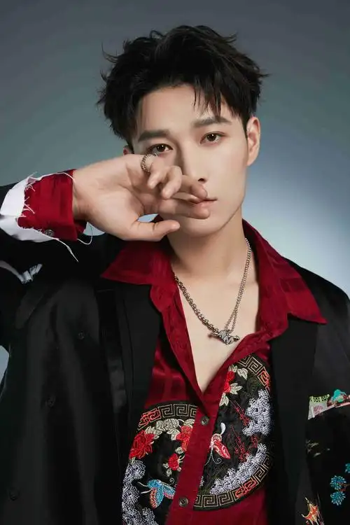 此次杨廷东在剧中饰演的赵云飞,就是这世代传承中,独具个人色彩的一环