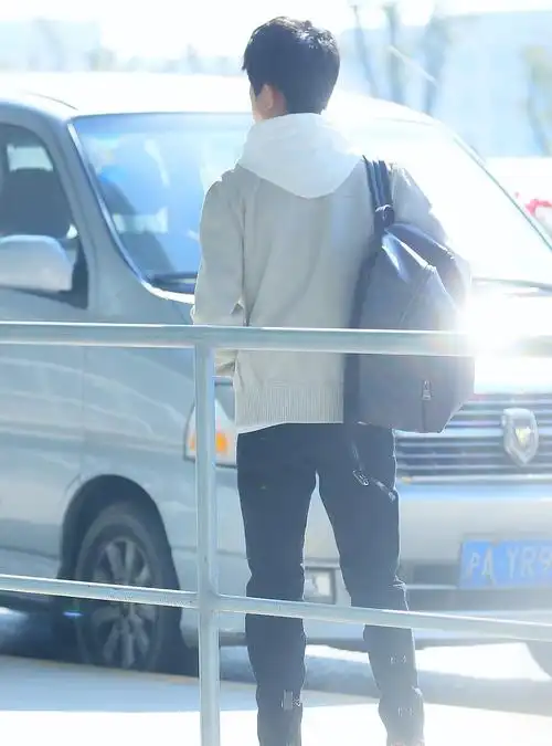 易烊千玺街拍大片曝光长腿逆天尽显青春气息