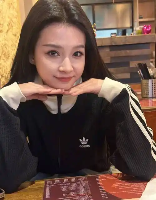 孙怡晒七岁女儿,给她第一次吃辣条,被辣到的表情很可爱_董子健_孩子