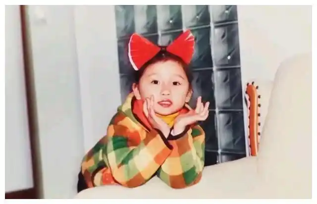 虞书欣小时候就很有范,不仅穿着潮流的衣服,并且小小年纪就非常有镜头