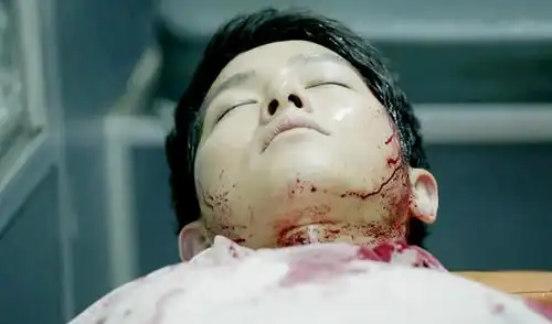 宋慧乔看到宋仲基受伤后的很惊讶.宋仲基严重受伤后倒地剧照.