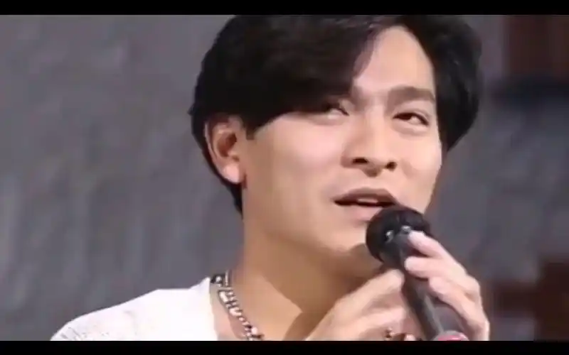 1993年, #刘德华# 在韩国电视台唱《真情难收》,男主持的中文也是没谁