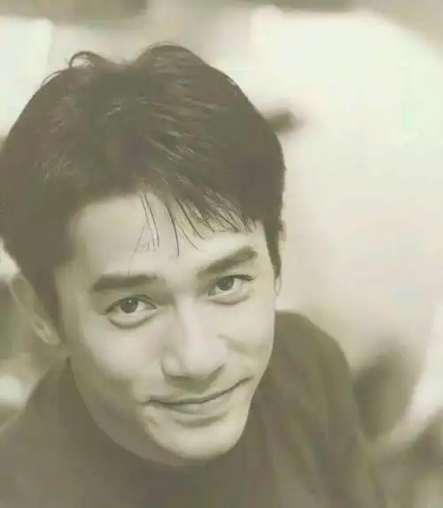 近日,梁朝伟亮相第27届釜山电影节开幕红毯.