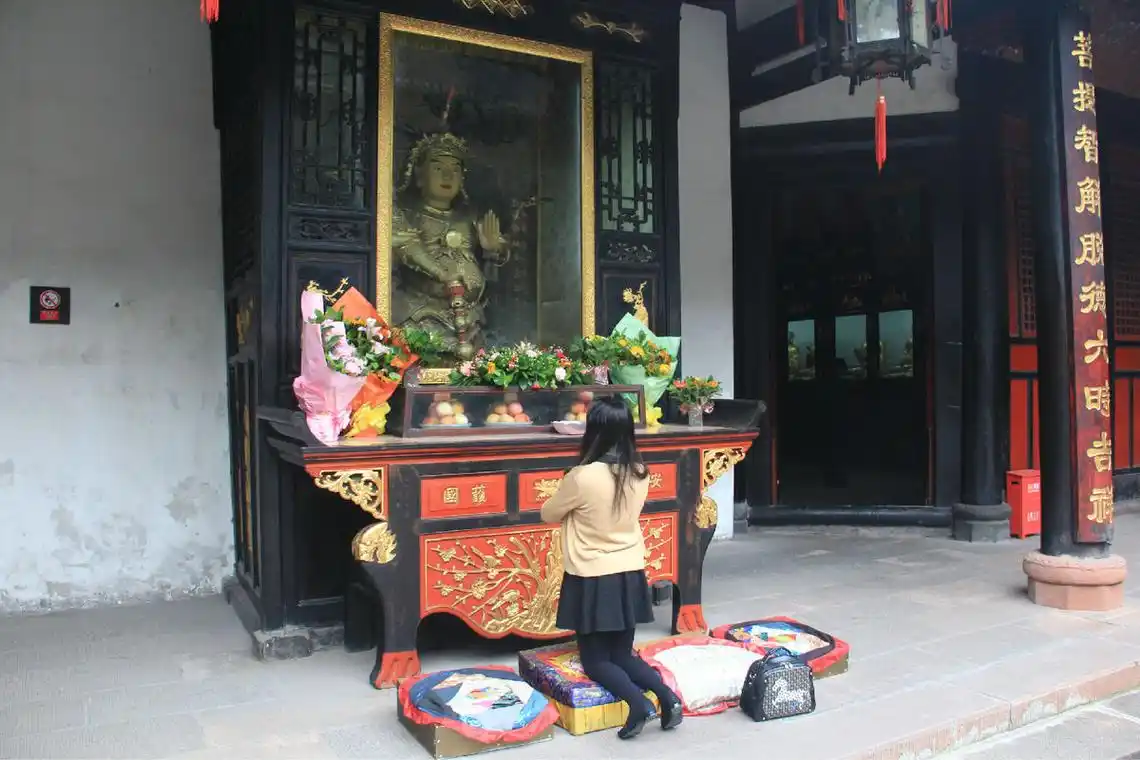 烧香拜佛时,牢记这三句话,运气就会越来越好!