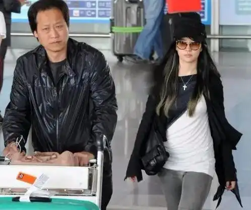 刘亦菲干爹陈金飞带新欢买首饰紧搂怀里热聊杨采钰风光已不在