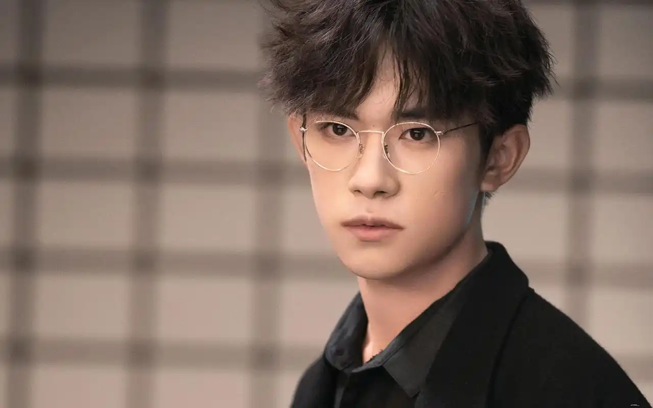 易烊千玺儒雅写真,大陆明星-回车桌面