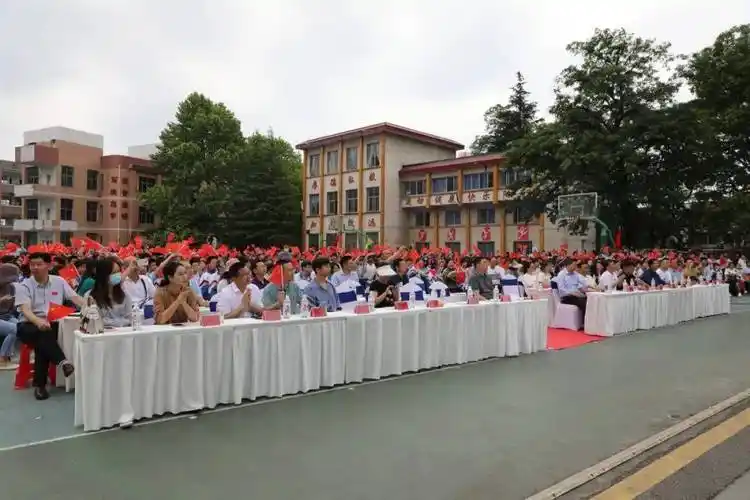 开阳二中第三届体育文化艺术节举行_发展_青春_李必