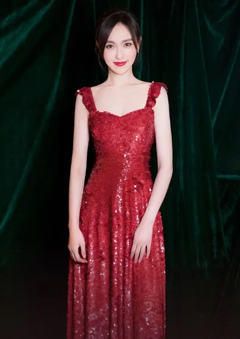 红色又是一种充满激情和热烈的颜色,而唐嫣在这身礼服中更是将其演绎