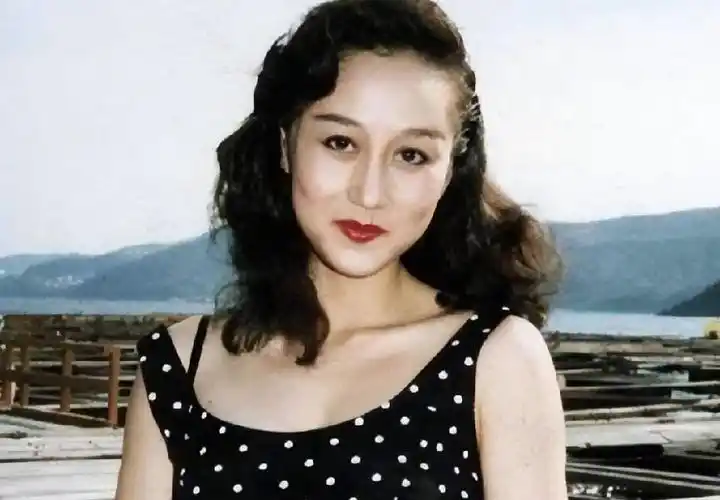 李连杰与利智近照_李连杰和利智一起出席活动_利智和李连杰现状