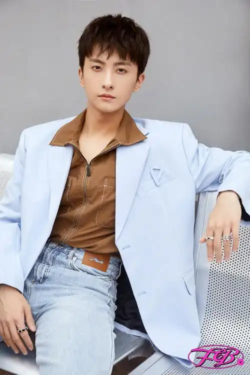 fb the 10th issue#牛骏峰超话look1@牛骏峰天空蓝的廓形西装外套与