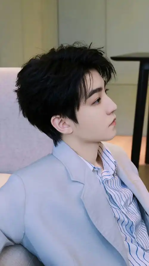 王俊凯与掉落的金桔