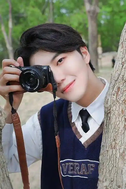 陆思恒暮春学院风写真公开化身花间来客清爽阳光